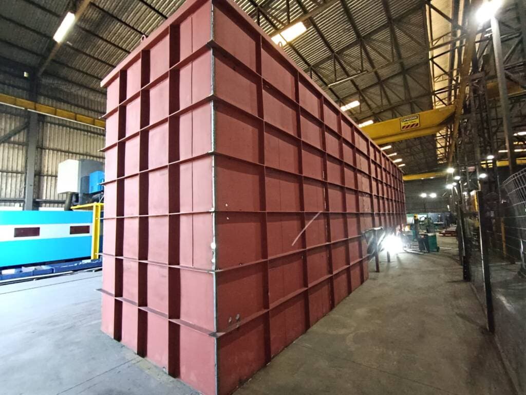 Estrutura metálica em fabricação no galpão da Atriumetal